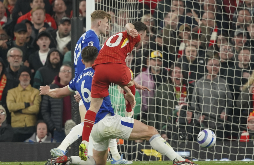 ليفربول يهزم إيفرتون ويقترب أكثر من لقب الدوري الإنجليزي