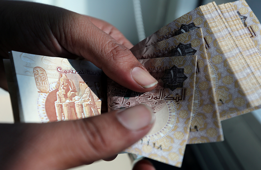 مصر.. ضجة حول العملة الورقية مجددا.. هل تم إلغاء الجنيه الورقي؟