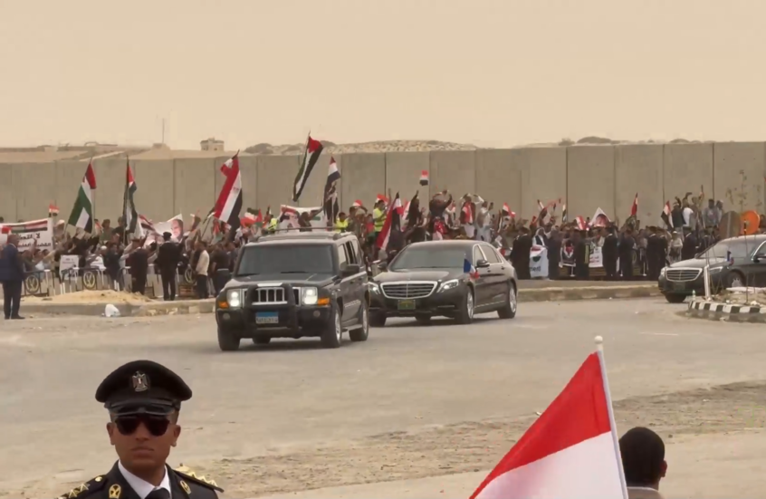 لا للتهجير.. المصريون يستقبلون السيسي وماكرون في العريش بمظاهرة دعما لفلسطين