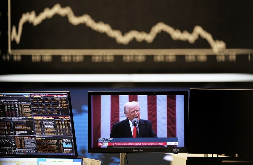 استطلاع رأي: 73% من الأمريكيين يتوقعون ارتفاع الأسعار في ظل رسوم ترامب الجمركية
