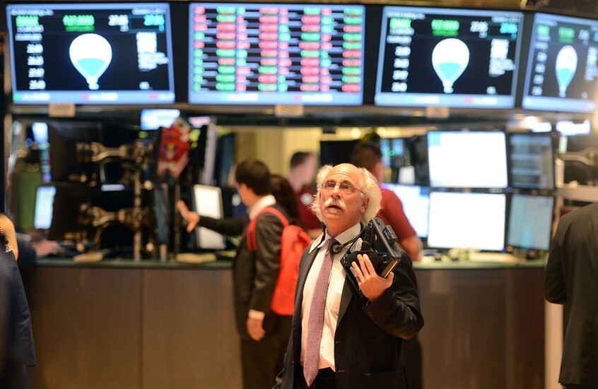 مؤشر "ستاندرد أند بورز 500" يفقد أكثر من نصف المكاسب