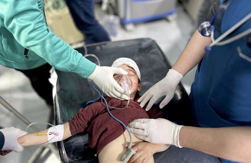 قتلى وجرحى في غارة إسرائيلية على دير البلح وسط غزة  (فيديوهات)