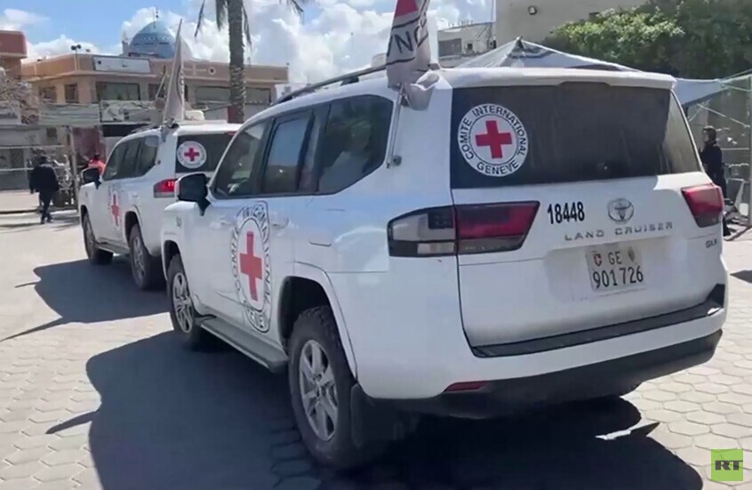 لحظة وصول 9 أسرى محررين إلى مستشفى شهداء الأقصى