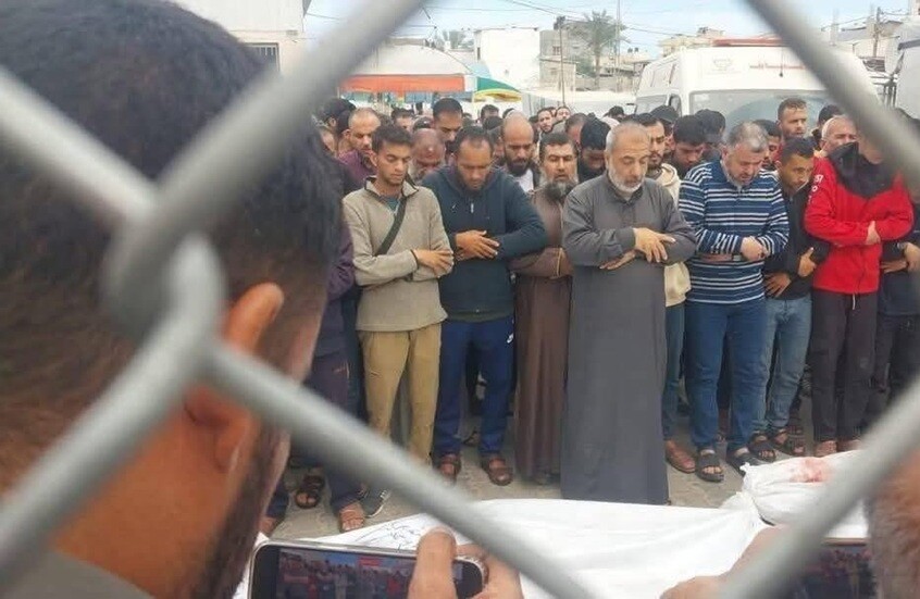 أم فلسطينية تودع ستة من أبنائها قتلتهم غارة إسرائيلية في غزة (فيديو)