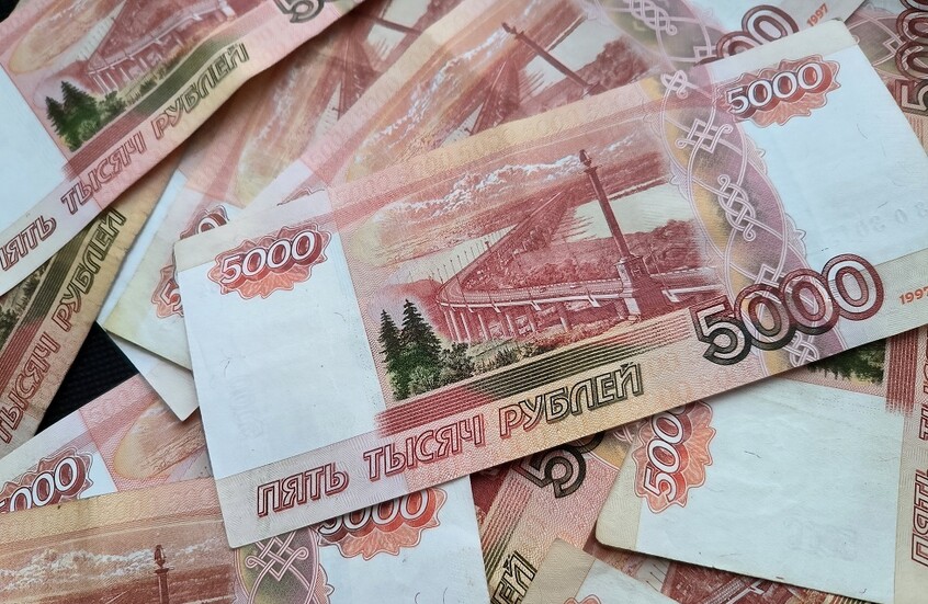 "بلومبرغ": الروبل الروسي يصبح العملة الأكثر ربحية على خلفية حروب ترامب التجارية