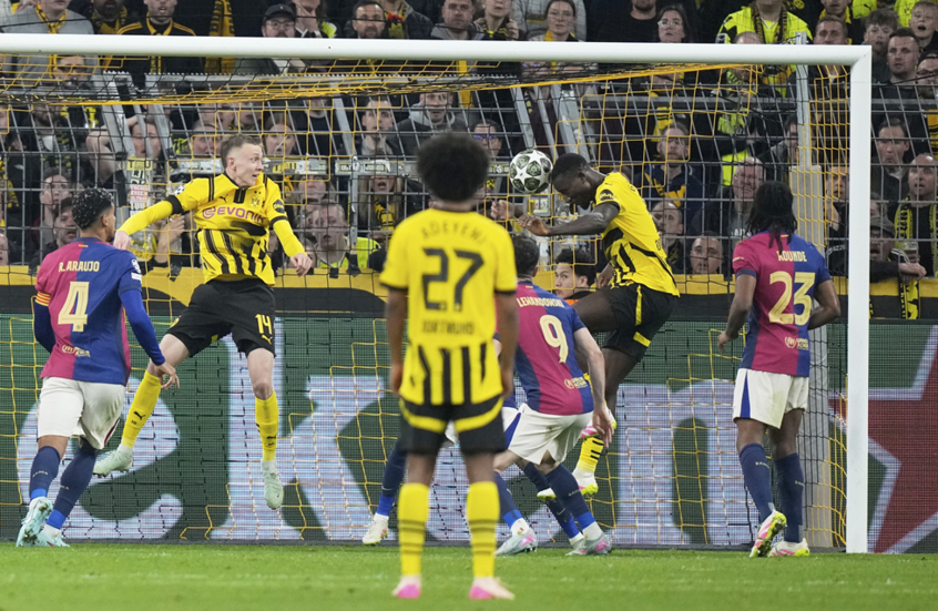 "هاتريك" جيراسي يمنح دورتموند فوزا معنويا على برشلونة بدوري الأبطال