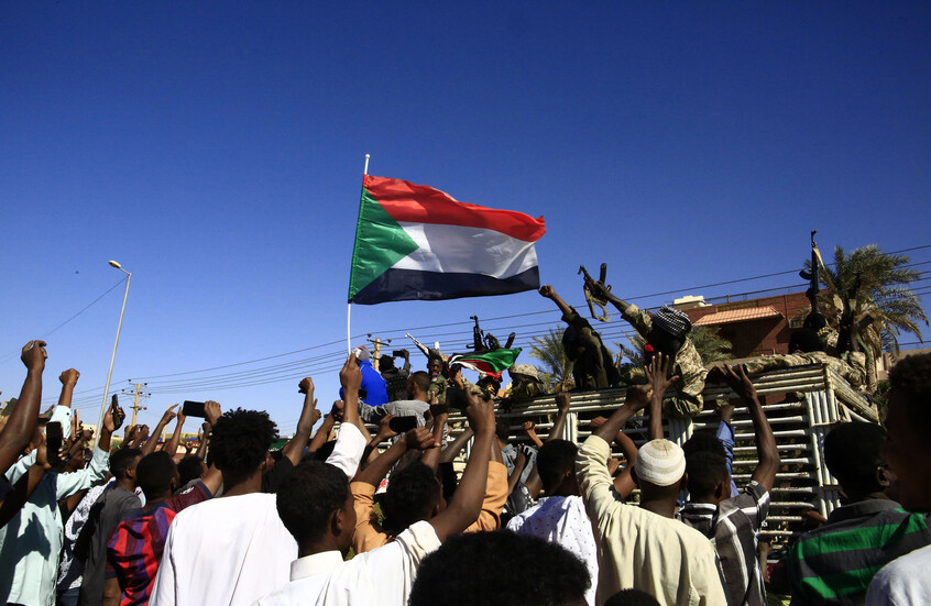 تصعيد عسكري في السودان.. الجيش يستعد لعملية برية لاستعادة مدينة استراتيجية