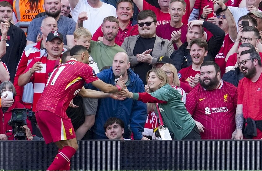 "يأسر القلوب".. محمد صلاح يلتقط "سيلفي ذهبي" بهاتف فتاة (فيديو)