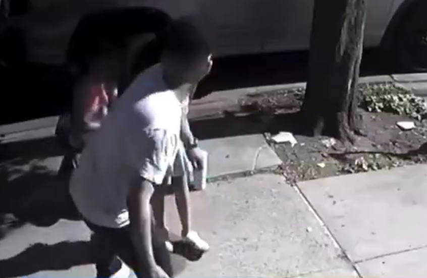 اعتداء مروع في وضح النهار..  رجل يصفع طفلة بوحشية ويقطع طرف إصبع شرطي بعضة في نيويورك (فيديو)