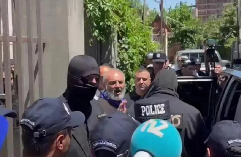 أرمينيا.. اعتقال الزعيم الديني باغرات غالستانيان