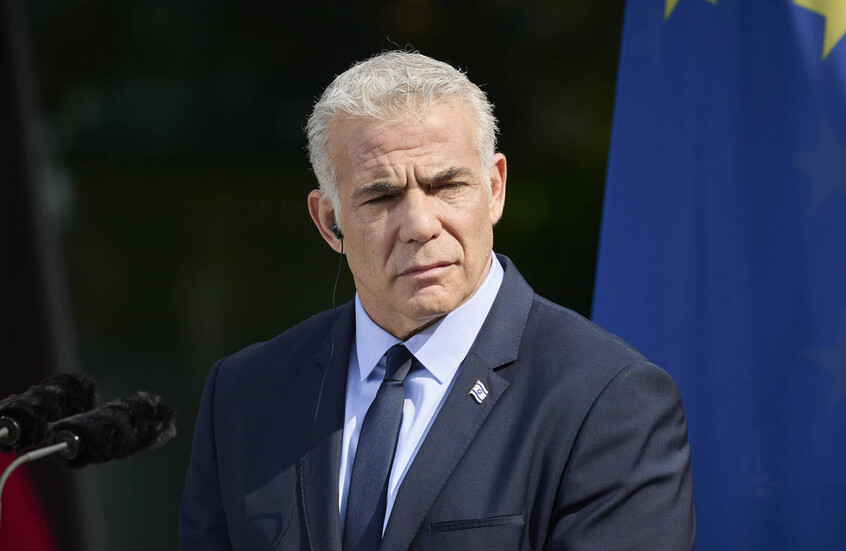 لابيد: ليس من المفترض لترامب أن يتدخل في إجراءاتنا القانونية