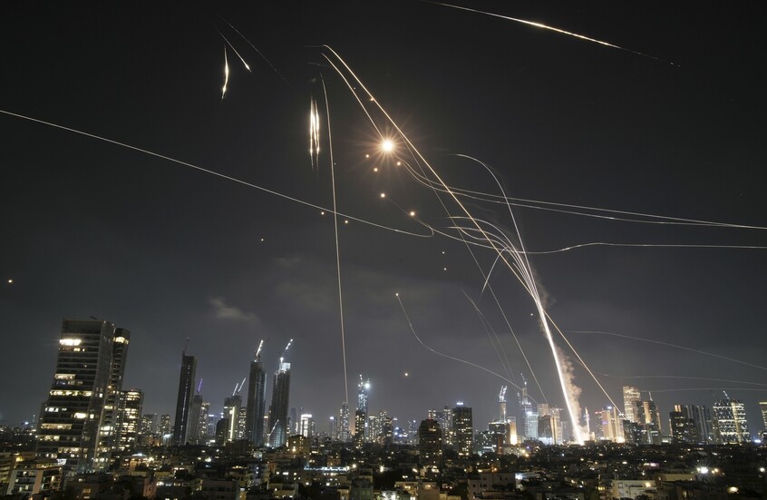 الحوثيون يستهدفون إسرائيل بصاروخين ردا على استهدافها لموانئ ومحطات كهرباء في اليمن