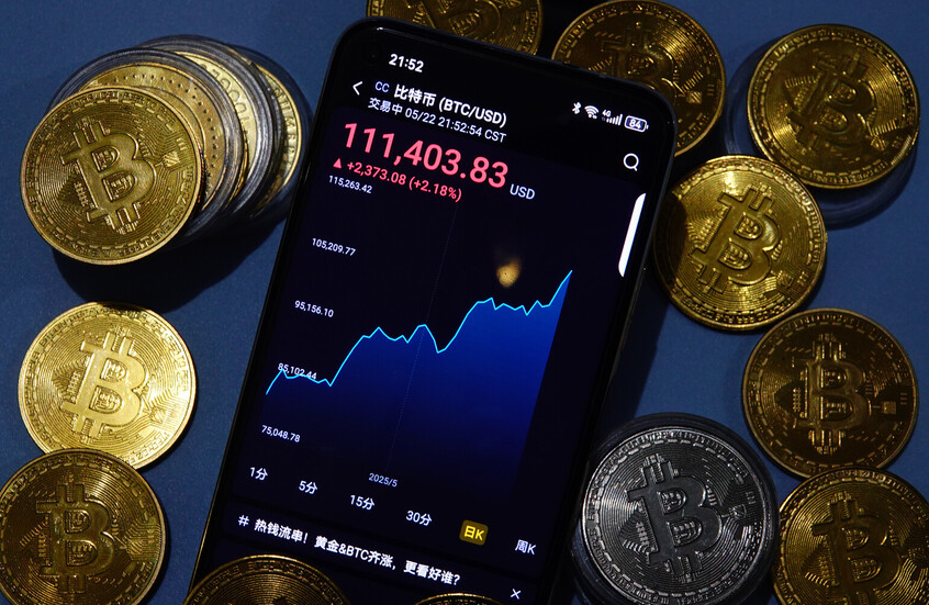 "طيران الإمارات" تخطط لقبول العملات المشفرة وسيلة لدفع تذاكرها