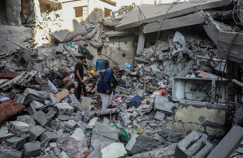 مراسلنا: مقتل 17 فلسطينيا وجرح العشرات بغارة إسرائيلية وسط قطاع غزة