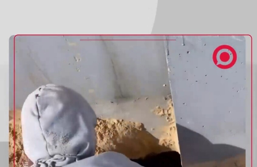 مشهد مؤلم لطفل يحاول حفر نفق بين غزة ومصر للحصول على الطعام