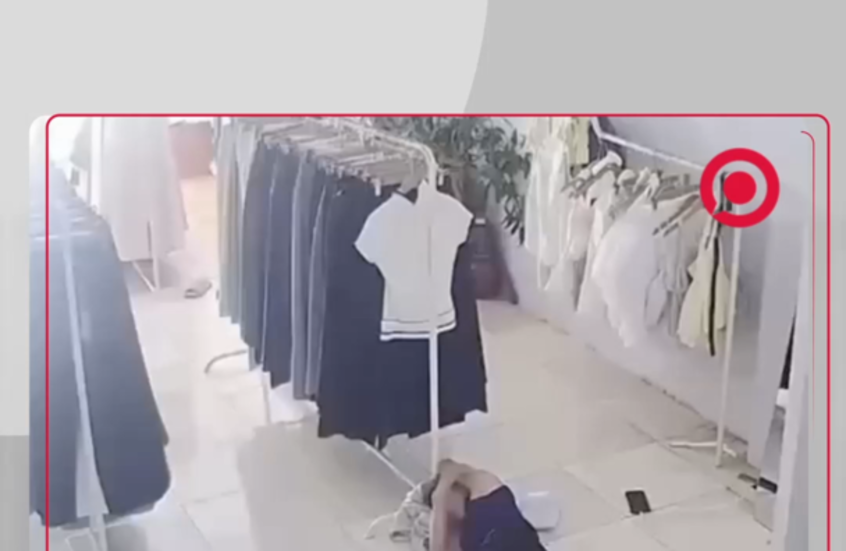 فأر يتسلل إلى بنطال بائعة مستلقية على الأرض