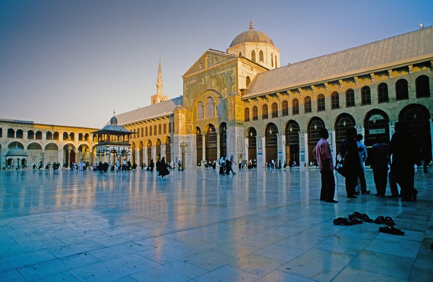 فيديو يثير ضجة في سوريا.. رجل يتجول بسيارته داخل حرم الجامع الأموي بدمشق