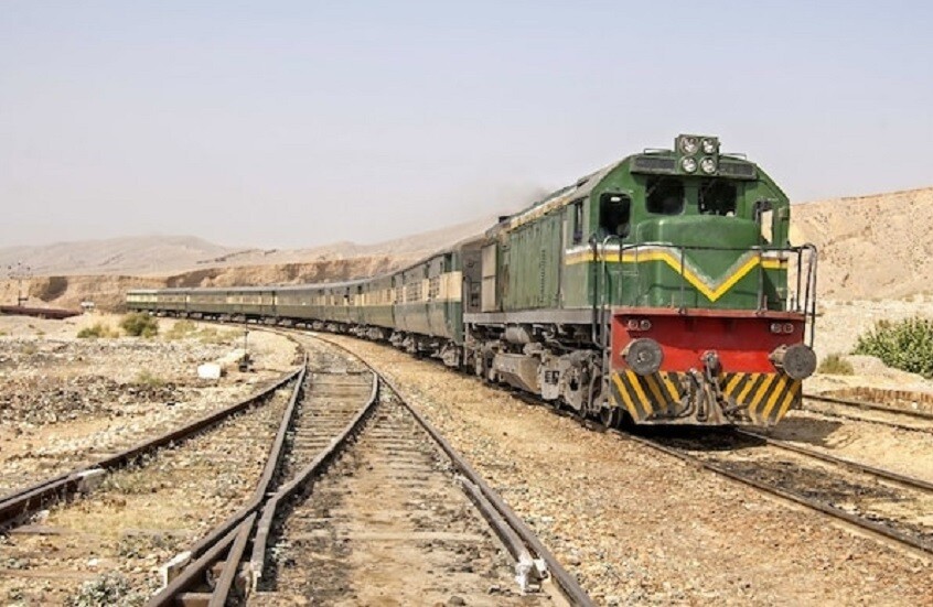 إصابة 4 أشخاص جراء انفجار أدى إلى خروج قطار عن مساره في باكستان