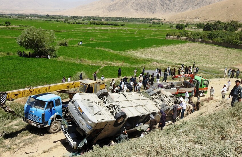 مصرع أكثر من 70 شخصا في حادث اصطدام شاحنة بحافلة ركاب في أفغانستان