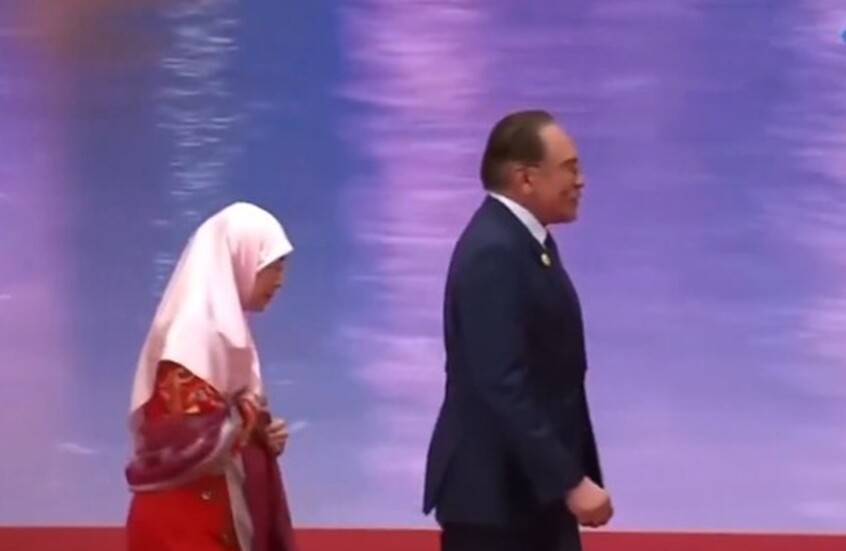 زوجة رئيس الوزراء الماليزي تعتذر عن مصافحة الرئيس الصيني