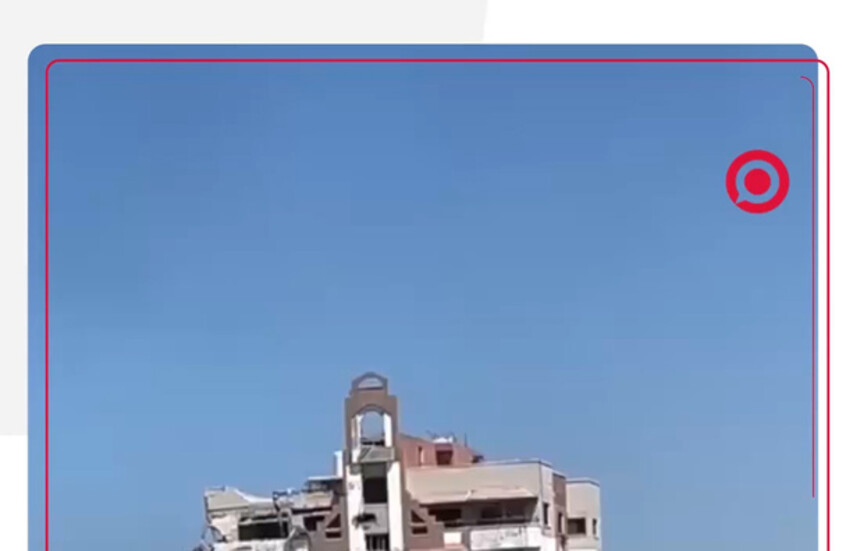 سكان غزة يلقون بممتلكاتهم من نوافذ برج "مهنا" بعد إنذار عسكري إسرائيلي بإخلائه فورا تمهيدا لقصفه