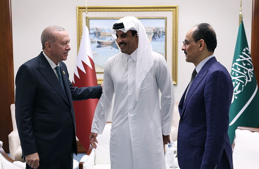 "أحسن الرفيق".. أردوغان يقدم هدية إلى أمير قطر (فيديو)