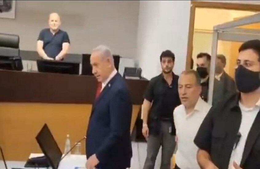 شاهد رد فعل نتنياهو على سؤال محرج وجه له في المحكمة