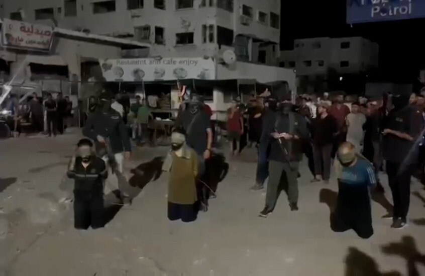 "أمن المقاومة" يعدم 3 "عملاء" أمام حشد كبير في غزة (فيديوهات)
