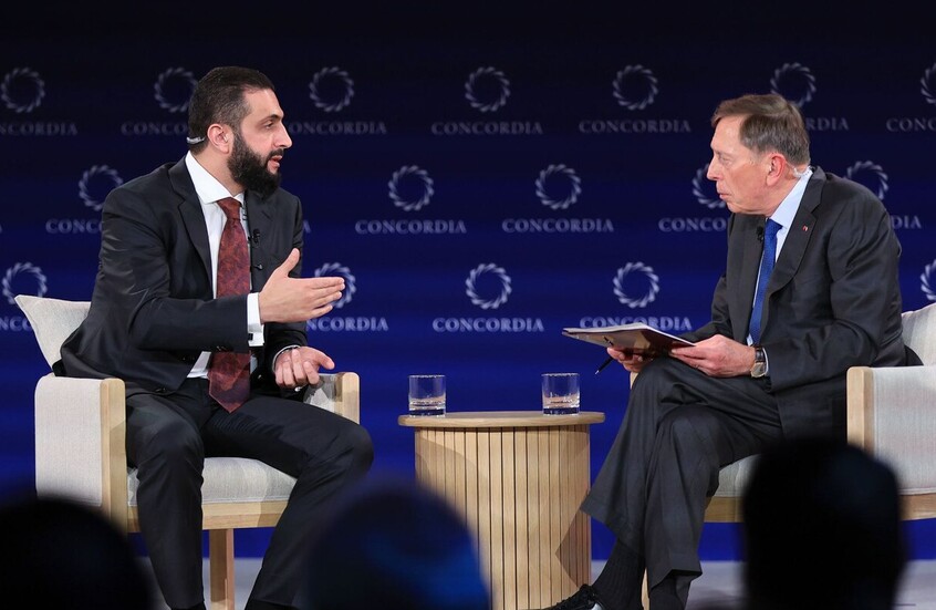 "من رجل حرب إلى رئيس".. شاهد رد الشرع على سؤال مدير الـ "CIA" السابق ديفيد بيتراوس (فيديو)