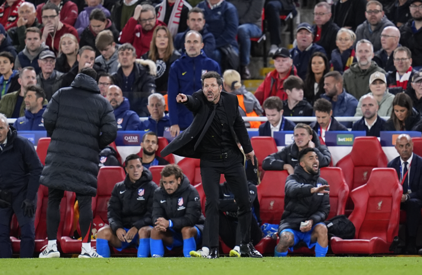 "اليويفا" يعاقب مدرب أتلتيكو مدريد بسبب سلوكه في مباراة ليفربول