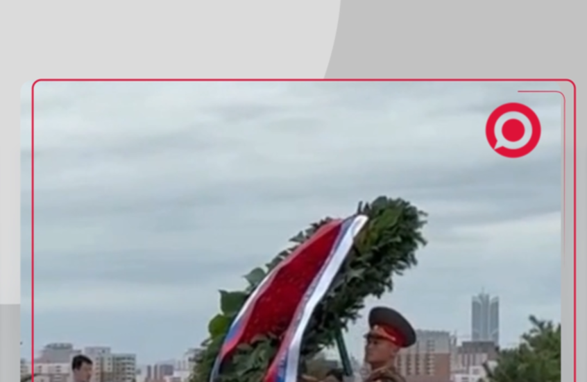 تكريما لذكرى الجنود السوفييت.. مدفيديف يضع إكليل الزهور على نصب التحرير في بيونغ يانغ