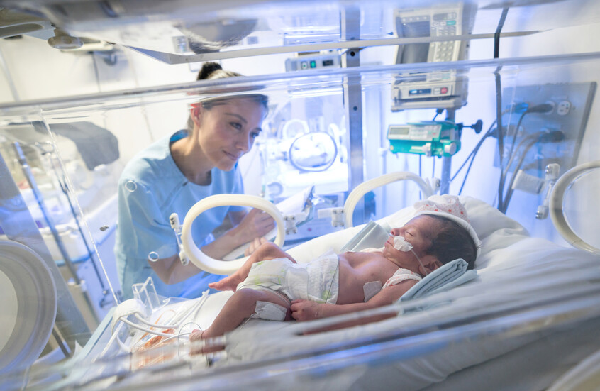 معجزة صوت الأم!.. دراسة تثبت تأثيره المباشر على تطور المسارات اللغوية لأدمغة الخدج