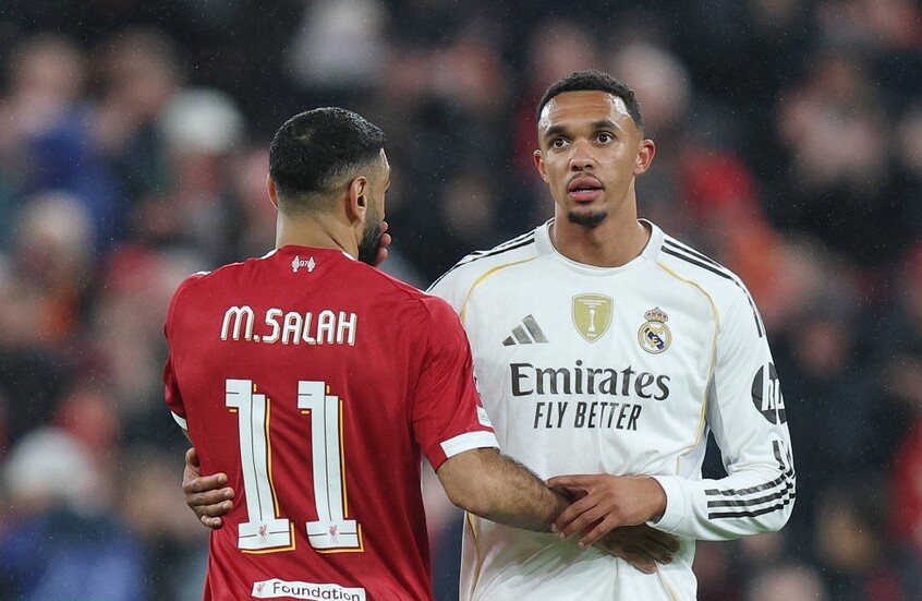 شاهد.. تصرف غريب من صلاح تجاه "المنبوذ" أرنولد بعد مباراة ليفربول وريال مدريد