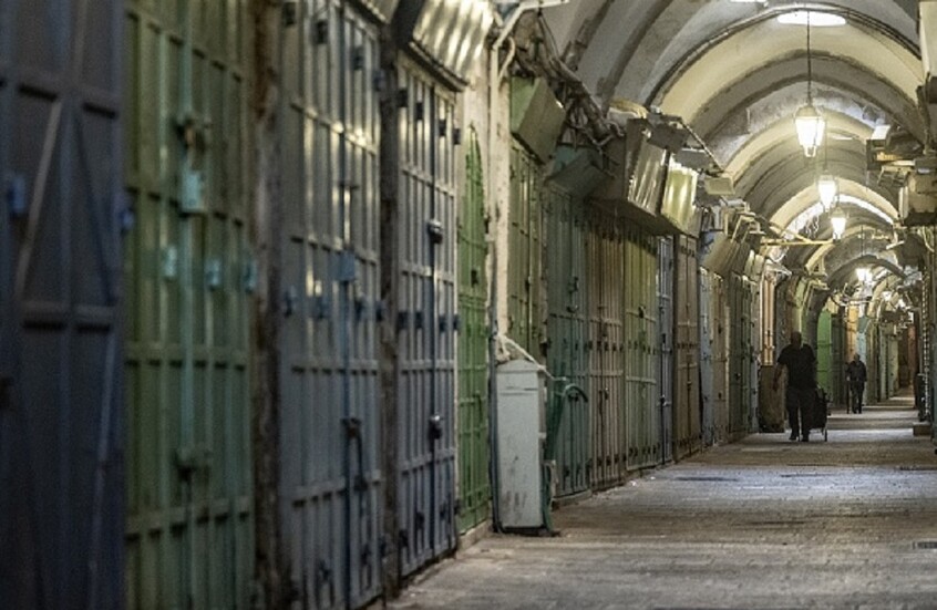 تحقيق لـ"الغارديان" يكشف عن أهوال سجن إسرائيلي تحت الأرض للفلسطينيين