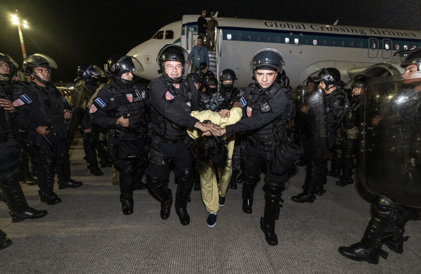 "هيومن رايتس": فنزويليون مرحلون من الولايات المتحدة إلى السلفادور تعرضوا للتعذيب