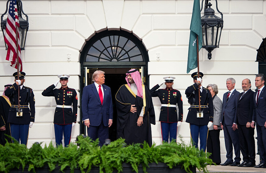 بلون العلم السعودي.. فستان ميلانيا ترامب في استقبال محمد بن سلمان يثير تفاعلا
