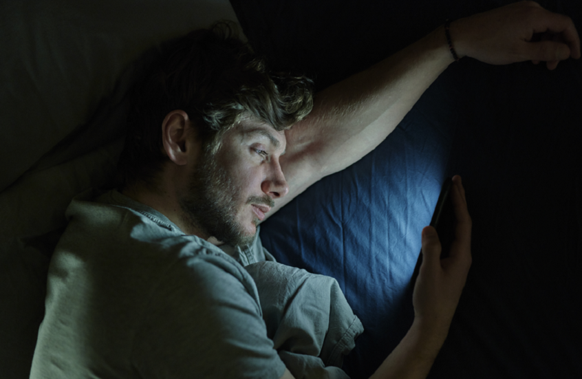 نتائج مقلقة.. تأثير تصفّح الهاتف ليلا على الأفكار الانتحارية