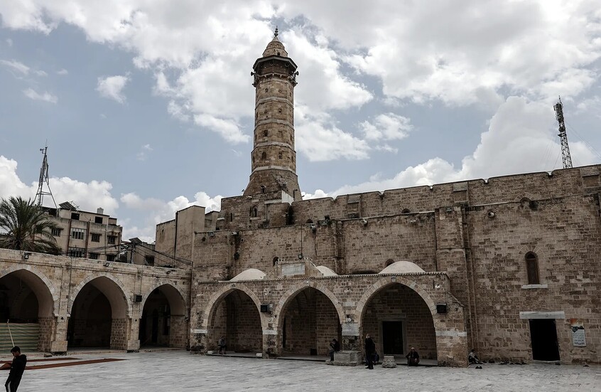قصفته إسرائيل سابقا.. انهيار أحد أبواب المسجد العمري الكبير في مدينة غزة بفعل الأمطار (فيديو)