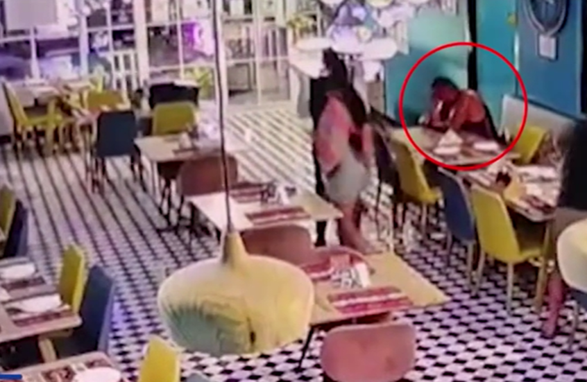 حادث غريب ينهي حياة سائح أسترالي داخل مطعم في تايلاند (فيديو)