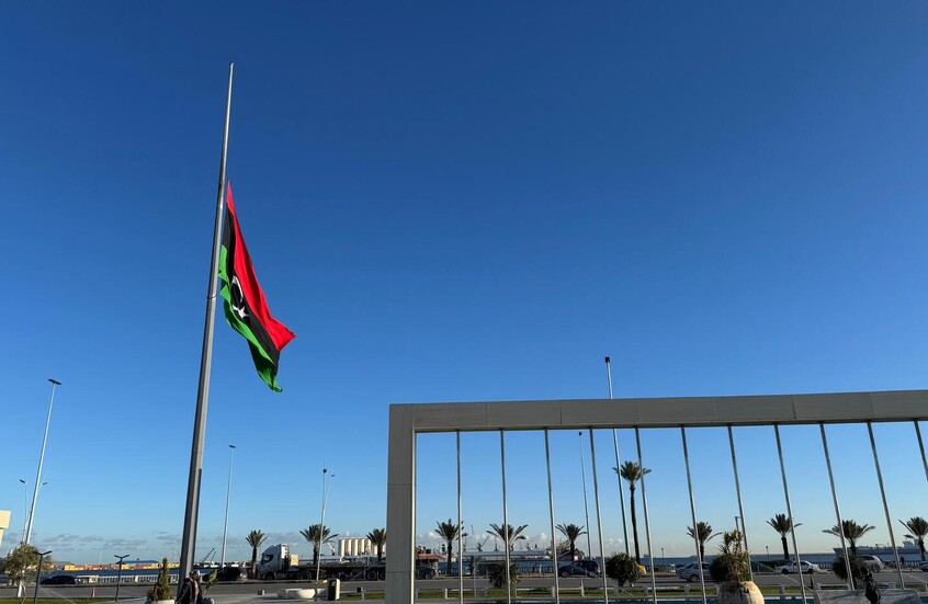تنكيس الرايات بمقر وزارة الدفاع ورئاسة الأركان الليبية حدادا على الحداد ومرافقيه (فيديو)