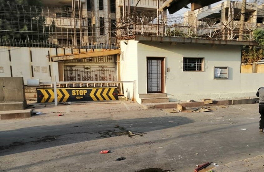 مؤيدو "قسد" يصبون غضبهم من أحداث حلب على مقر الأمم المتحدة في القامشلي السورية