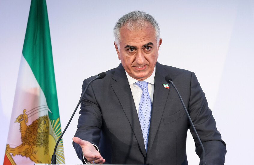 المساعدة في الطريق.. نجل الشاه المخلوع يصب الزيت على نار الشارع الإيراني (فيديو)