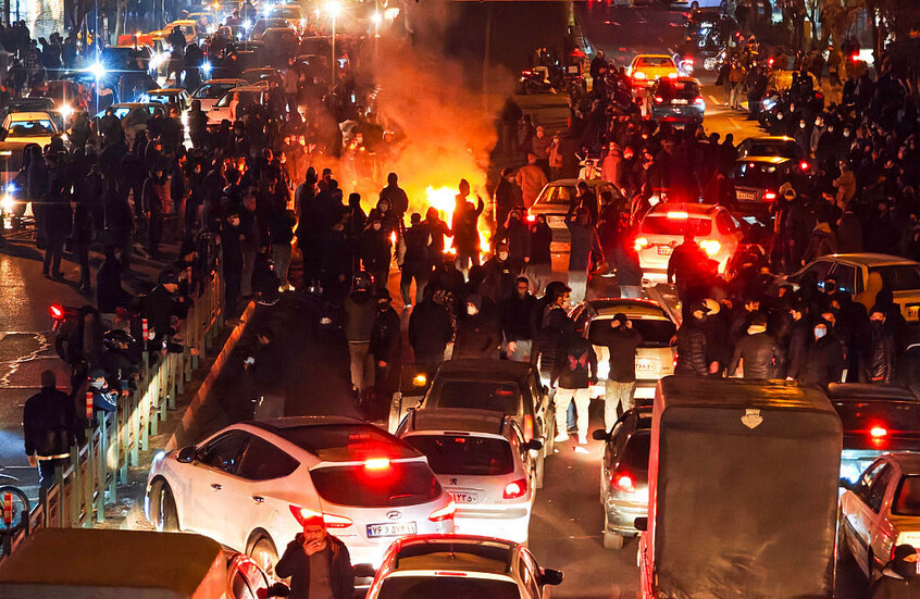 مصادر: إسرائيل حثت واشنطن على التريث في توجيه ضربة لإيران "حتى يضعف النظام"