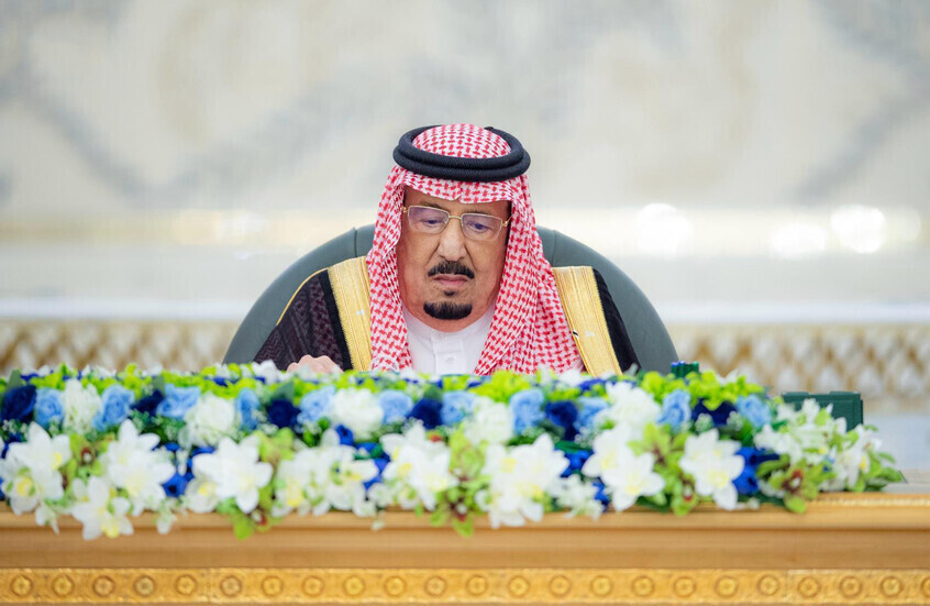 العاهل السعودي يترأس اجتماعا لمجلس الوزراء بعد أيام من مغادرة المستشفى (صورة)