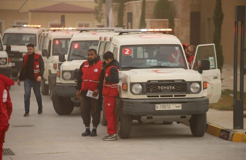 الهلال الأحمر الليبي يجلي أكثر من 80 أسرة في بنغازي بسبب سوء الطقس (فيديو)