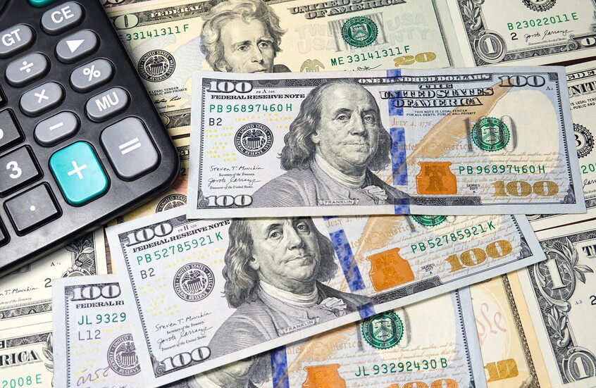 الدولار يحافظ على مكاسبه مع تراجع التوتر التجاري