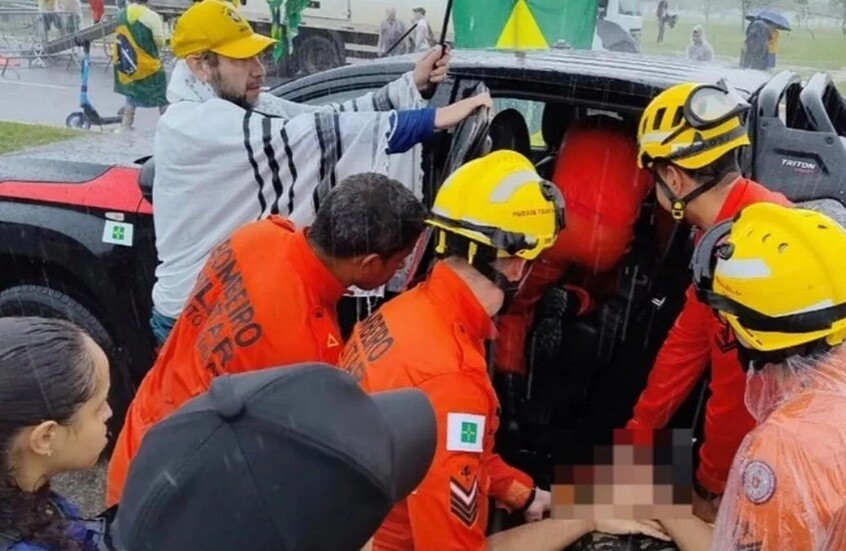 البرازيل.. صاعقة تطيح بمتظاهرين مؤيدين للرئيس السابق (فيديو)