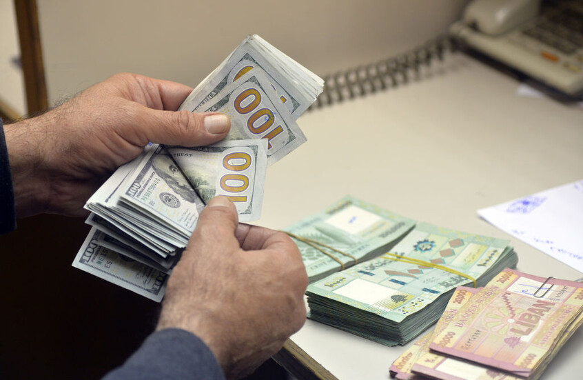 لبنان.. وزير الصناعة يوضح موقفه من تسييل الذهب ويؤكد حماية ودائع المودعين