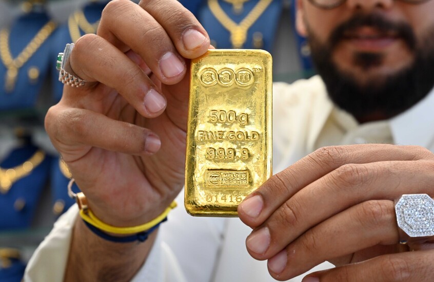 الذهب يتراجع عن حاجز 5000 دولار للأونصة