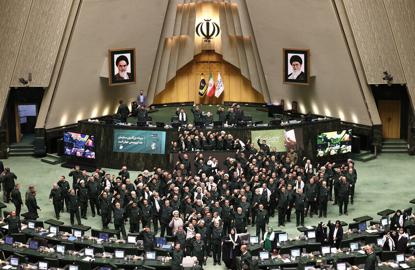 بزي الحرس الثوري.. نواب إيرانيون يهتفون "الموت لأمريكا والموت لإسرائيل" داخل البرلمان (فيديو)